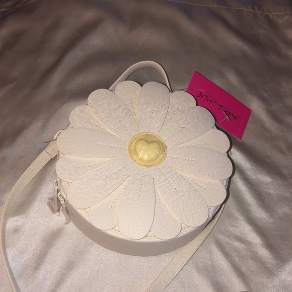 Betsey Johnson White Multi Round Kitsch  Daisy Flower Crossbody Bag NWT - Picture 15 of 16